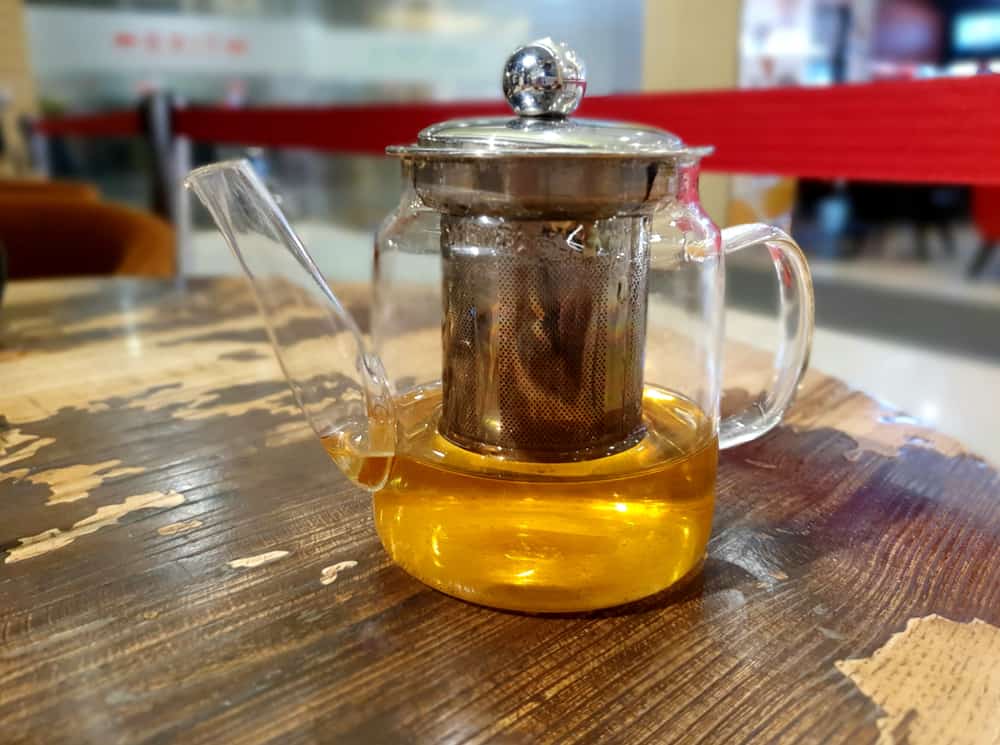 Glass teapot with for infusing tea leaves